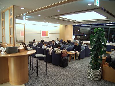 成田空港国内線JALサクララウンジ