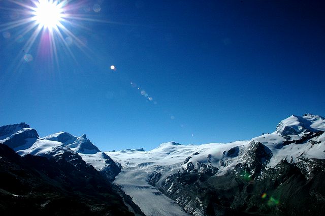 フィンデル氷河と標高4,634mモンテローザ(右側)